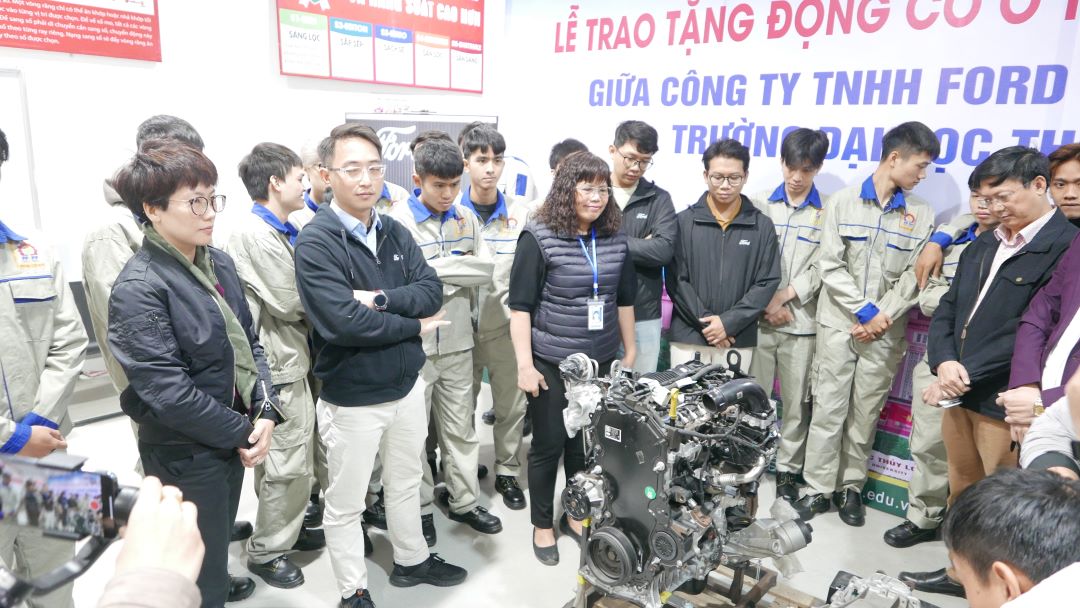 Ford Việt Nam tặng động cơ, hộp số và ô tô mới cho các trường kỹ thuật